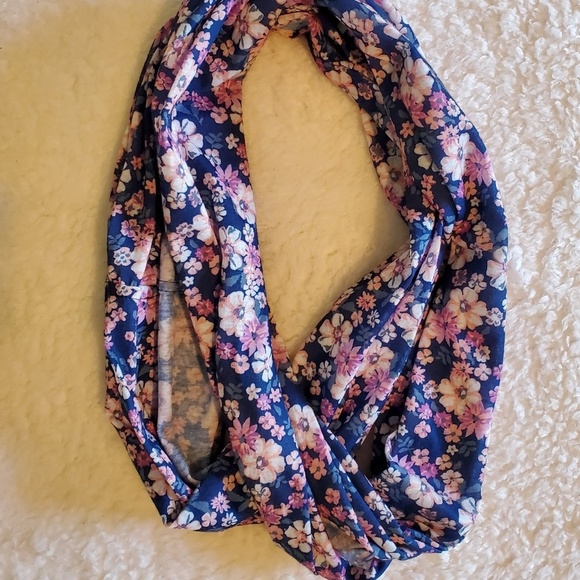 4/$30🌟Floral Infinity Scarf - Picture 6 of 6